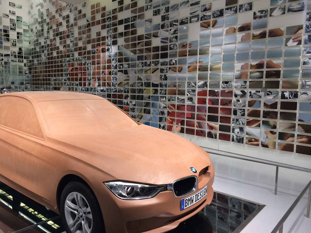 bmw318(评测：宝马318LI，除了车标，还能剩下些什么？)-第1张图片-彩蝶百科