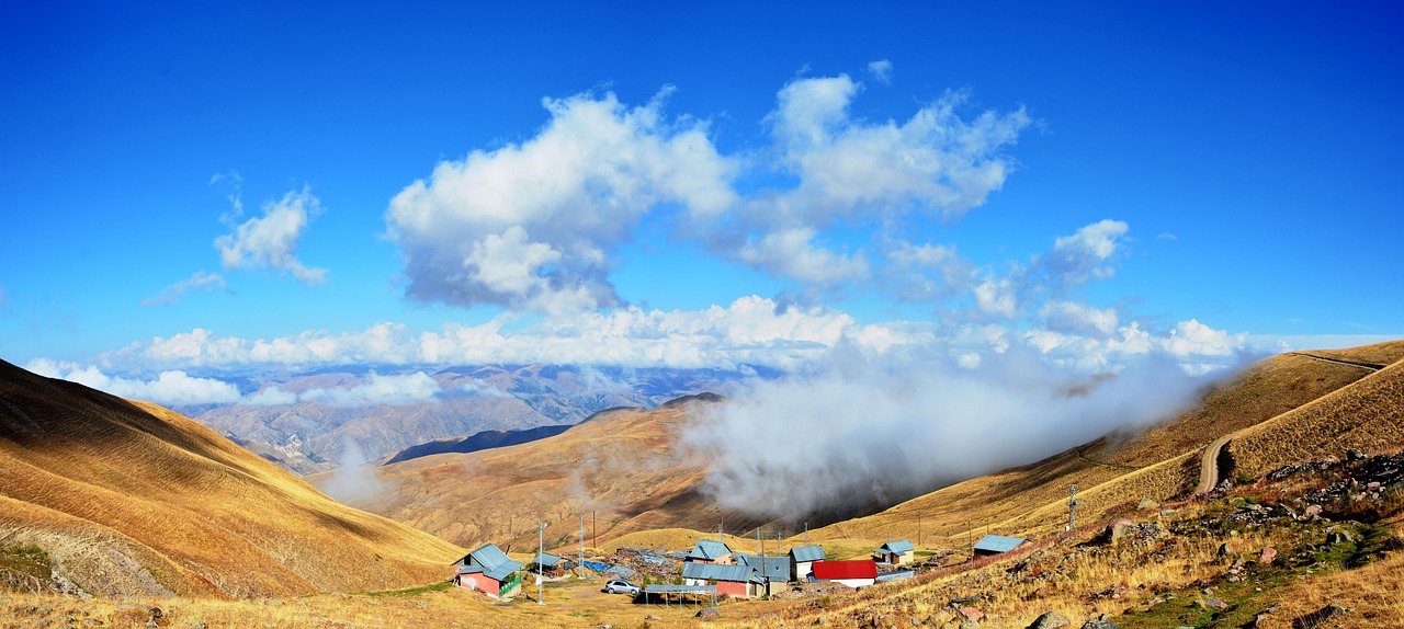 探索夏季热浪下的清凉胜地，七八月份最佳旅行目的地指南-第1张图片-彩蝶百科